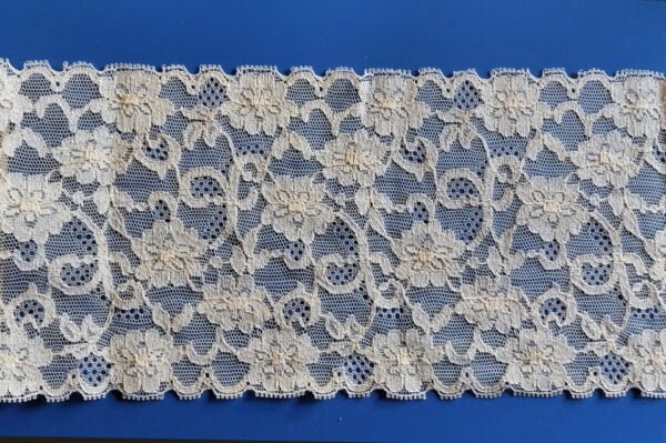 ivory lace 5 1/4" by 7'